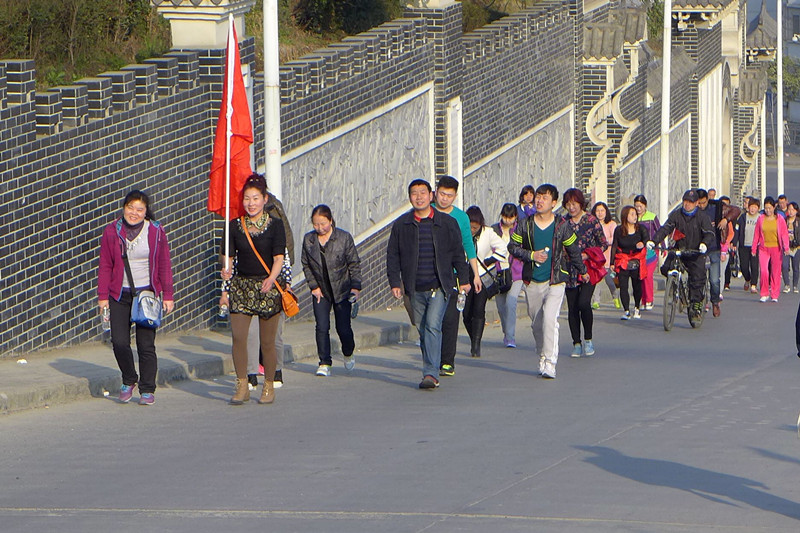 2015年3月8日寶業(yè)集團開(kāi)展“香溪洞-吉河徒步踏青活動(dòng)”慶祝三八節！